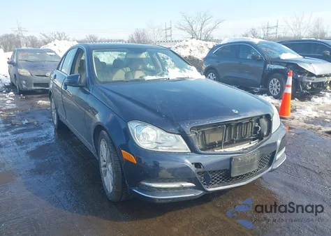 2013 Mercedes-Benz C 300 Luxury 4Matic z USA, uszkodzony, nr VIN WDDGF8ABXDR254141